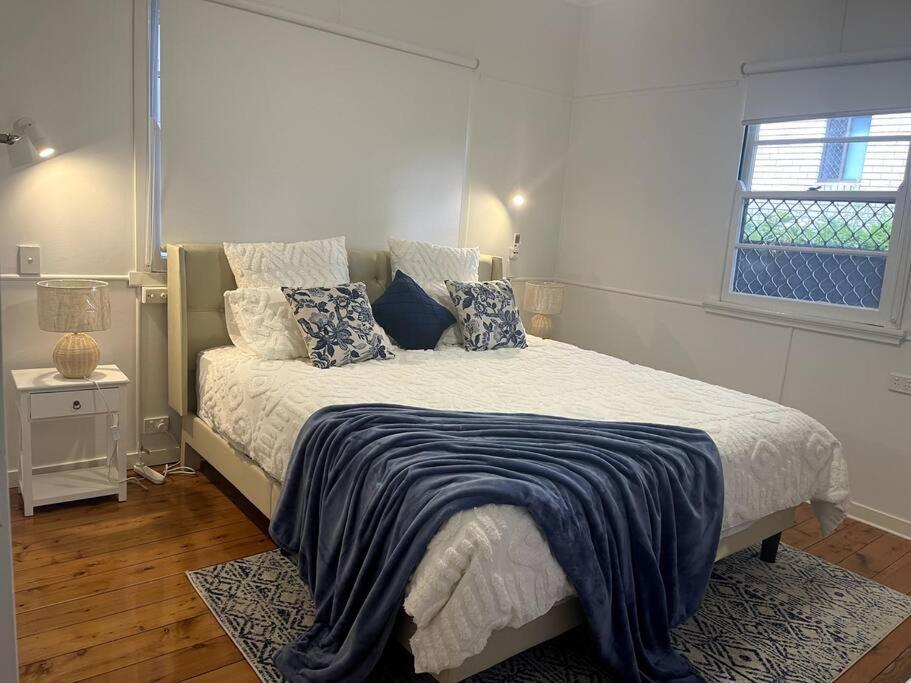 Holiday home House 100ms To Freshly Renovated New Appliances *