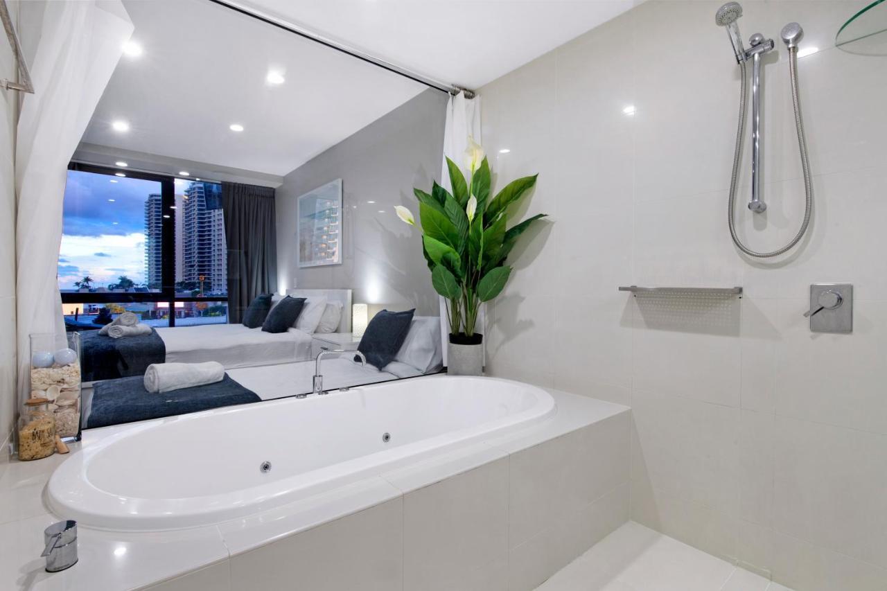 Circle On Cavill Surfers Paradise- 3 Bedroom Apartment *