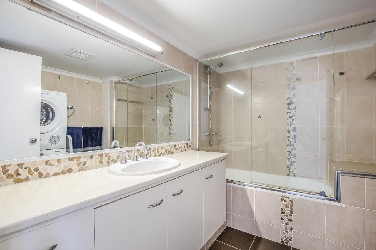 Aparthotel Sandcastles On Currumbin Beachfront, 4*