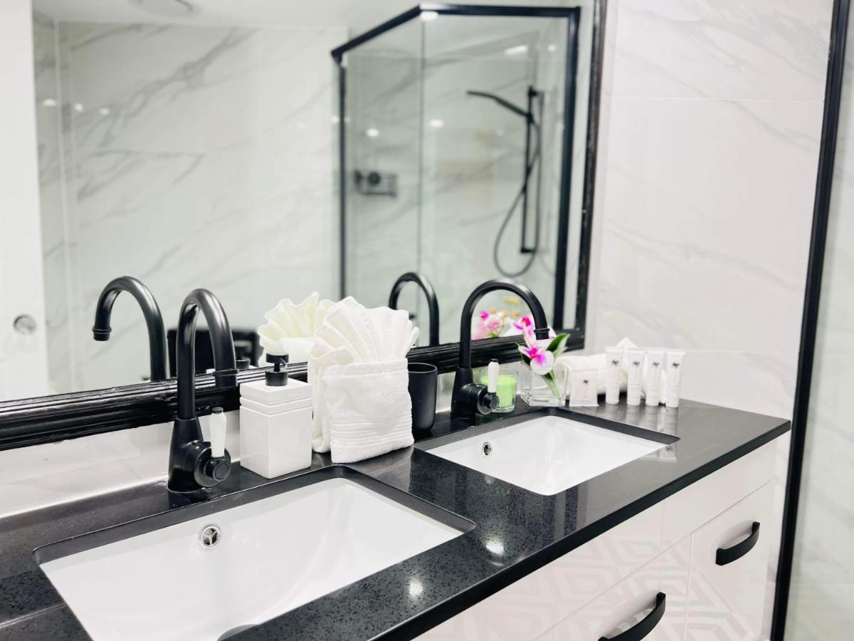 Beachfront Romantic Getaway - Surfers Paradise Apartamento