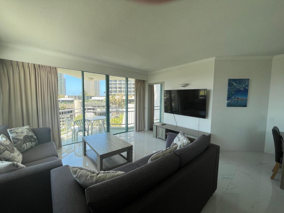 Crown Towers Apartment *
