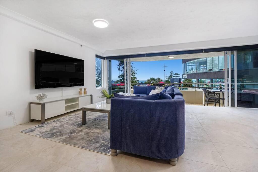 Zenith 2bd Absolute Beachfront Surfers Paradise