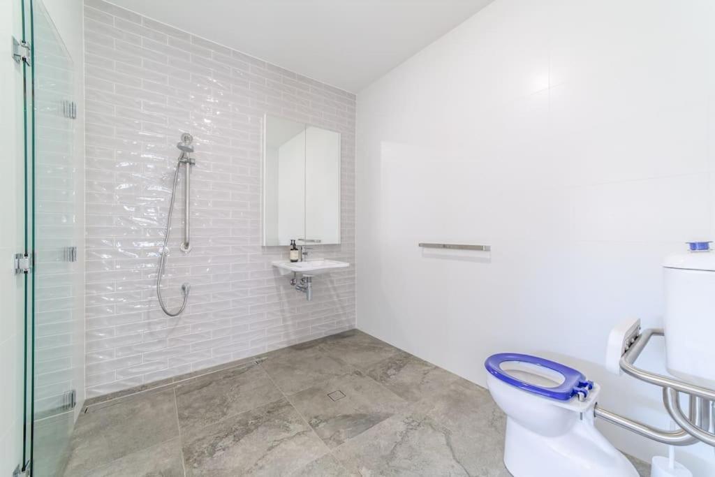 Capri Waterfront 5br Waterfront Heated Pool Holiday home Gold Coast