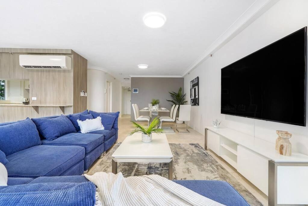 Zenith 2bd Absolute Beachfront Surfers Paradise Apartment