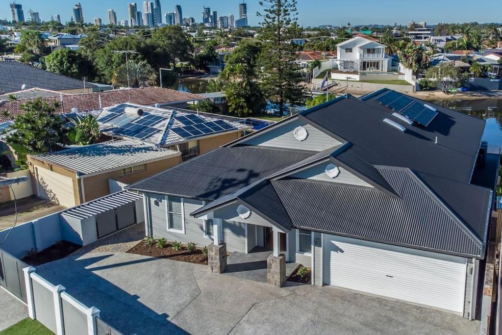 Capri Waterfront 5br Waterfront Heated Pool Gold Coast