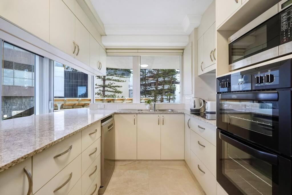 Zenith 2bd Absolute Beachfront Surfers Paradise Apartment Gold Coast