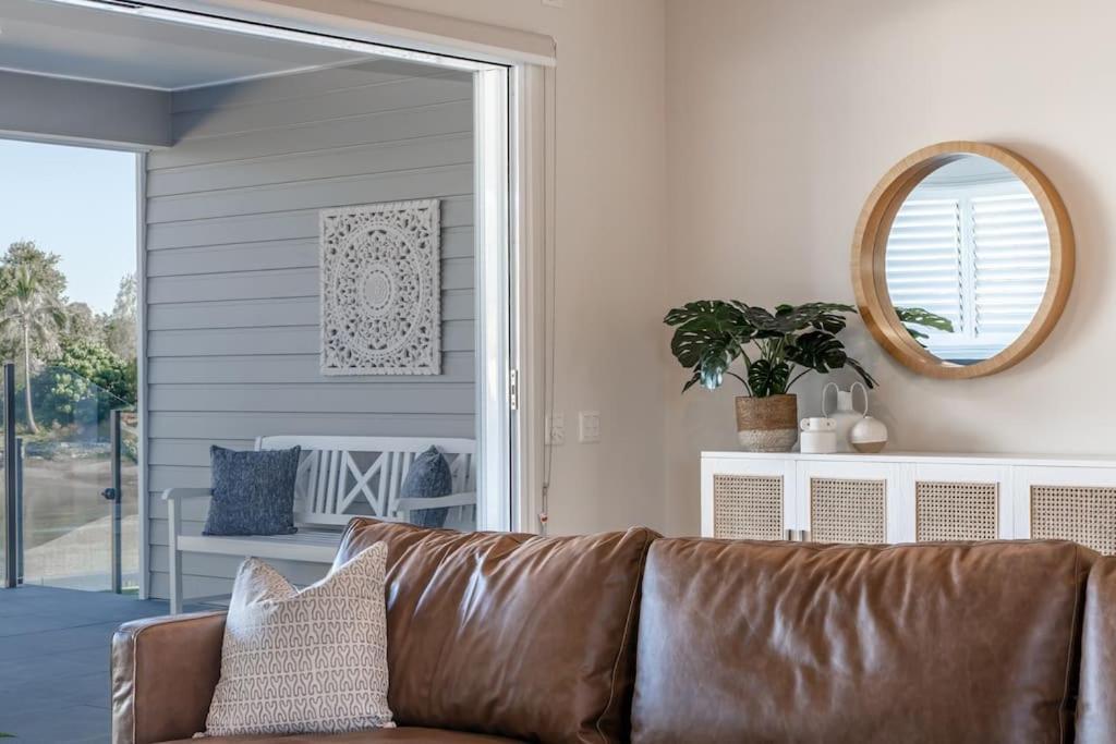 Capri Waterfront 5br Waterfront Heated Pool Holiday home Gold Coast