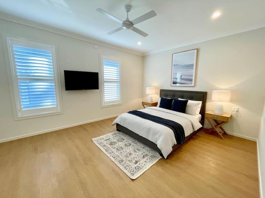 Capri Waterfront 5br Waterfront Heated Pool * Gold Coast