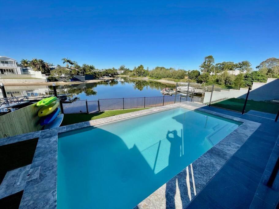 Capri Waterfront 5br Waterfront Heated Pool * Gold Coast