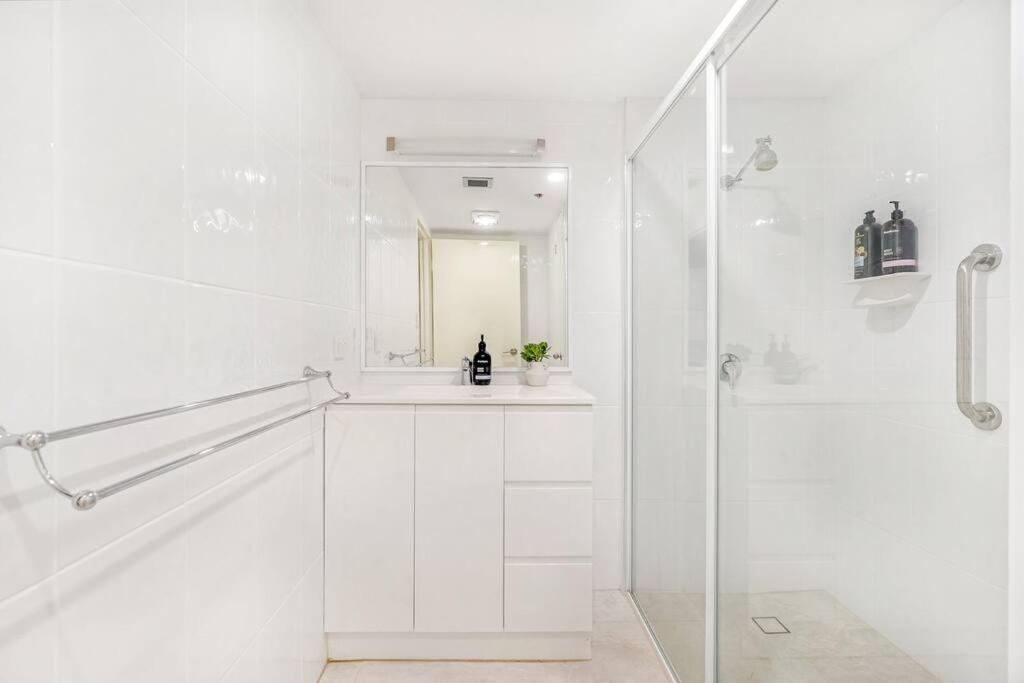 Zenith 2bd Absolute Beachfront Surfers Paradise Gold Coast