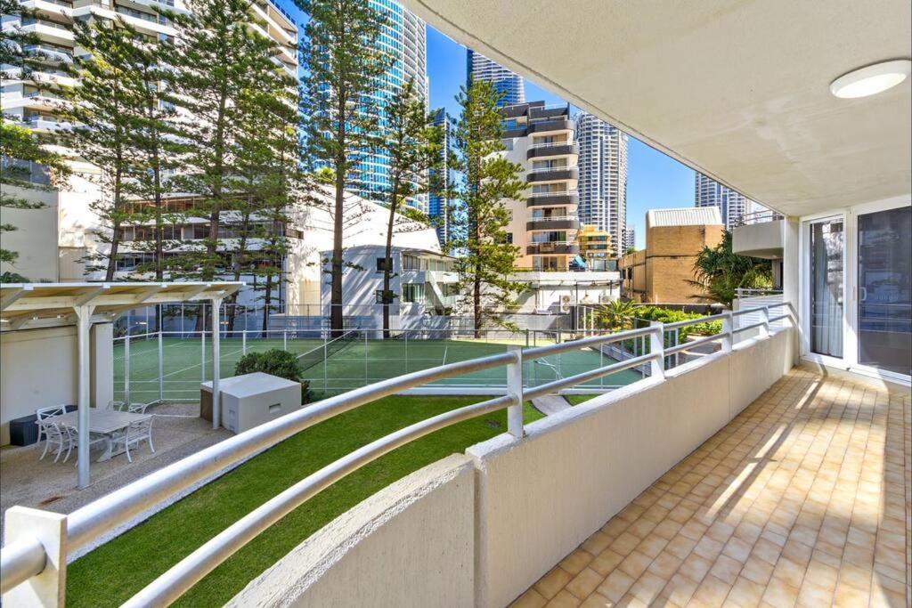 Apartment Zenith 2bd Absolute Beachfront Surfers Paradise