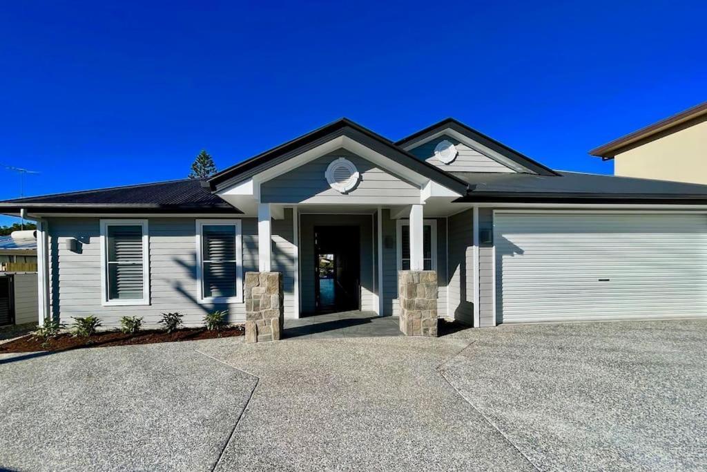 Capri Waterfront 5br Waterfront Heated Pool Gold Coast