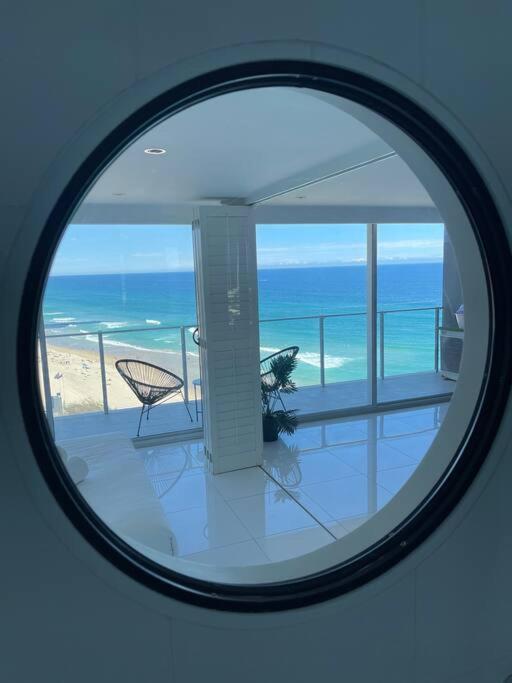 Absolute Beachfront Surfers Paradise Apartment *