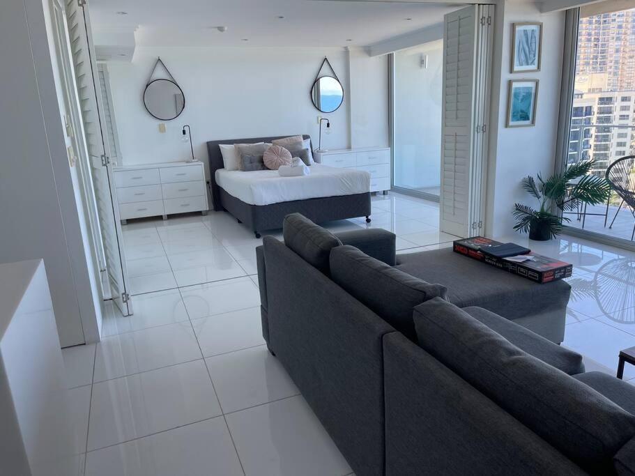 Absolute Beachfront Surfers Paradise Gold Coast