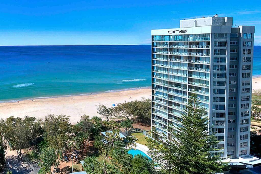 Absolute Beachfront Surfers Paradise *