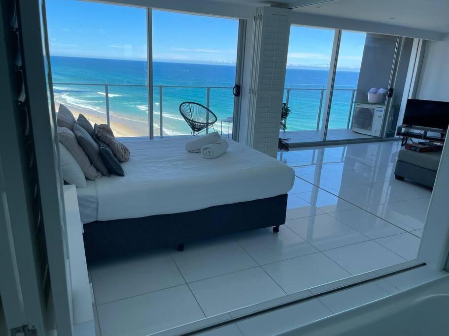 Absolute Beachfront Surfers Paradise Apartment *