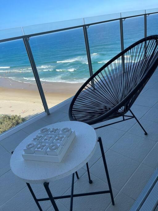 Absolute Beachfront Surfers Paradise Apartment *