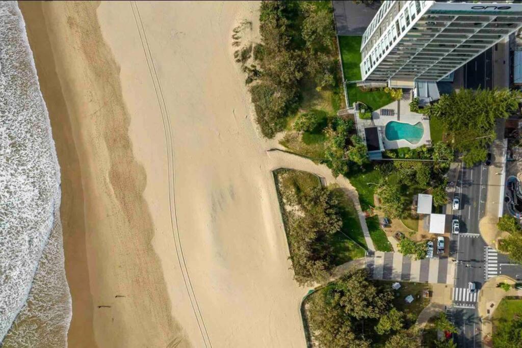 Absolute Beachfront Surfers Paradise *