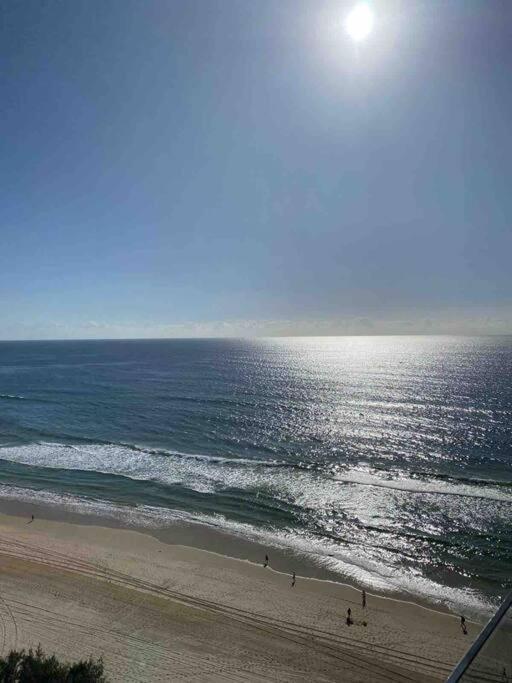 Absolute Beachfront Surfers Paradise Apartment *