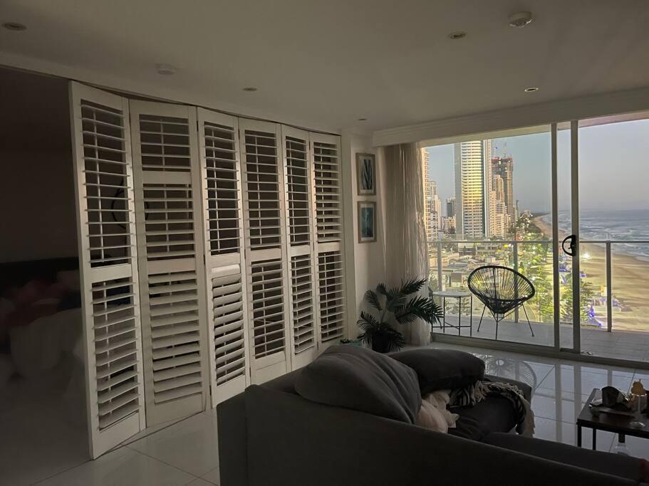 Absolute Beachfront Surfers Paradise * Gold Coast