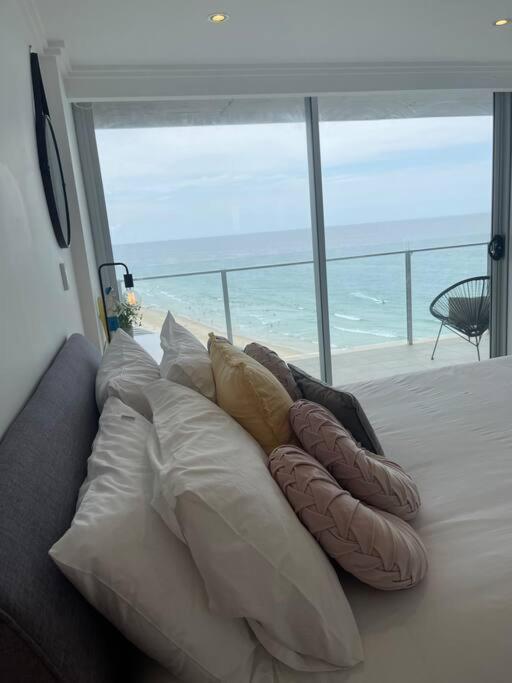 Absolute Beachfront Surfers Paradise Apartment *