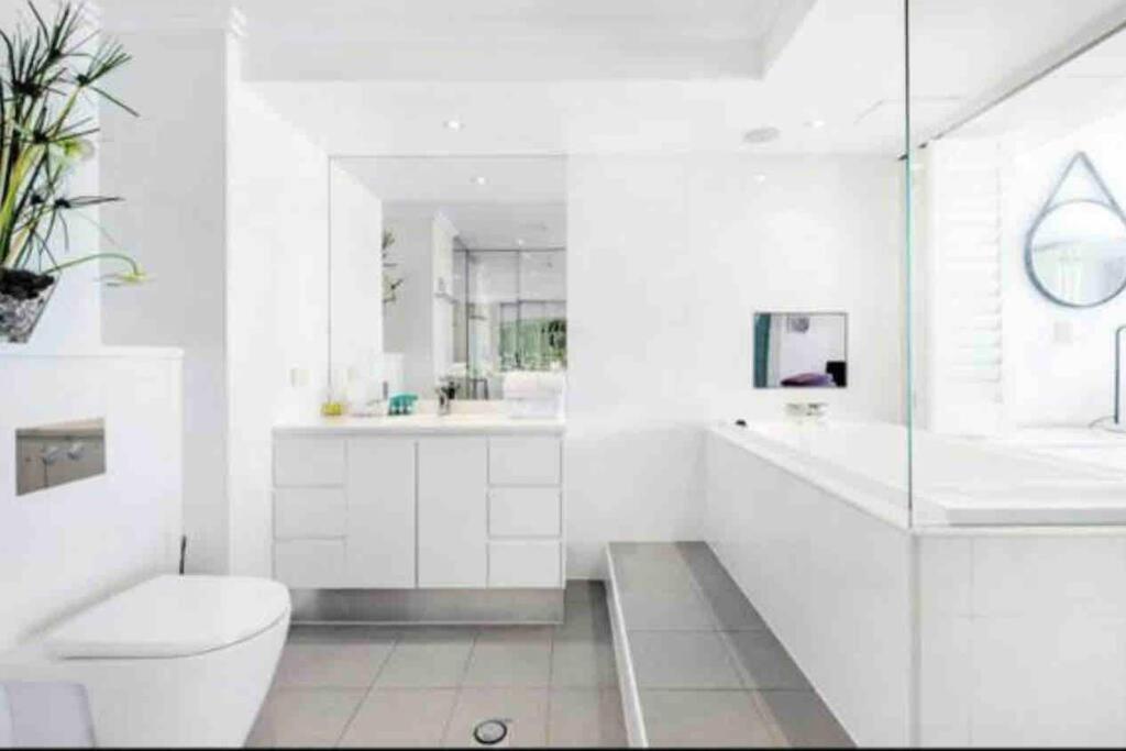 Apartment Absolute Beachfront Surfers Paradise