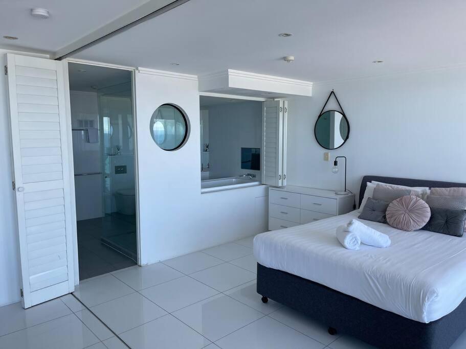 Absolute Beachfront Surfers Paradise Gold Coast