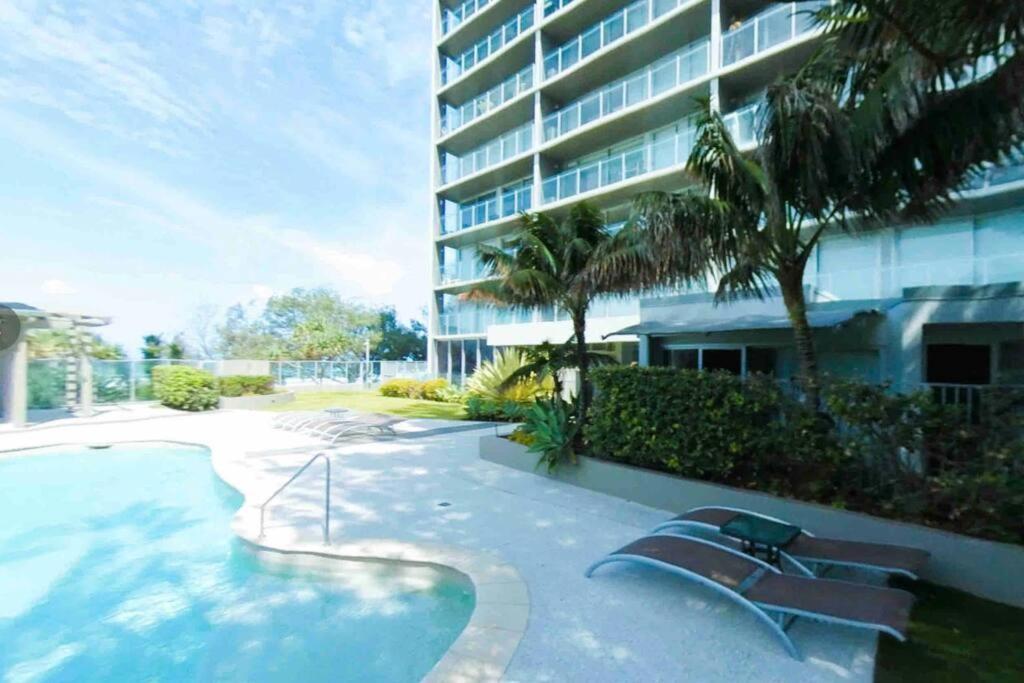 Absolute Beachfront Surfers Paradise *