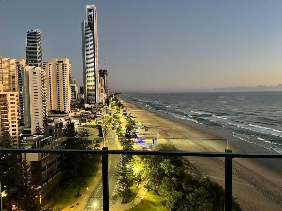 Apartment Absolute Beachfront Surfers Paradise