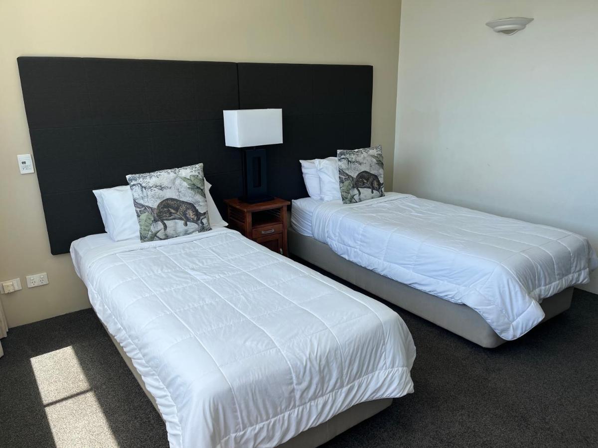 Crown Towers Apartment