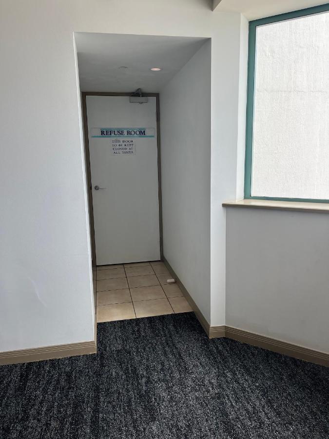 Crown Towers Apartment *