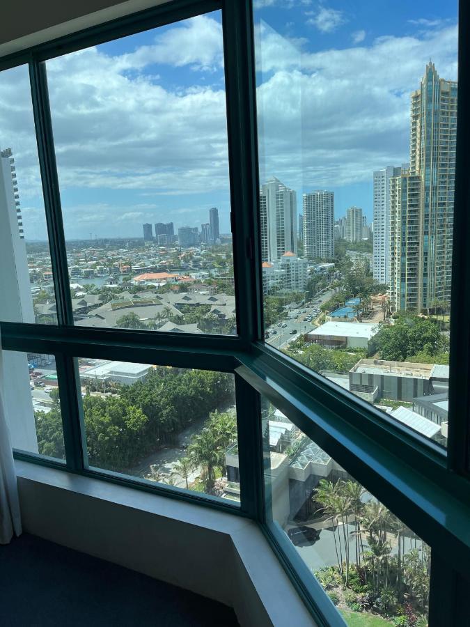 Crown Towers Apartment *