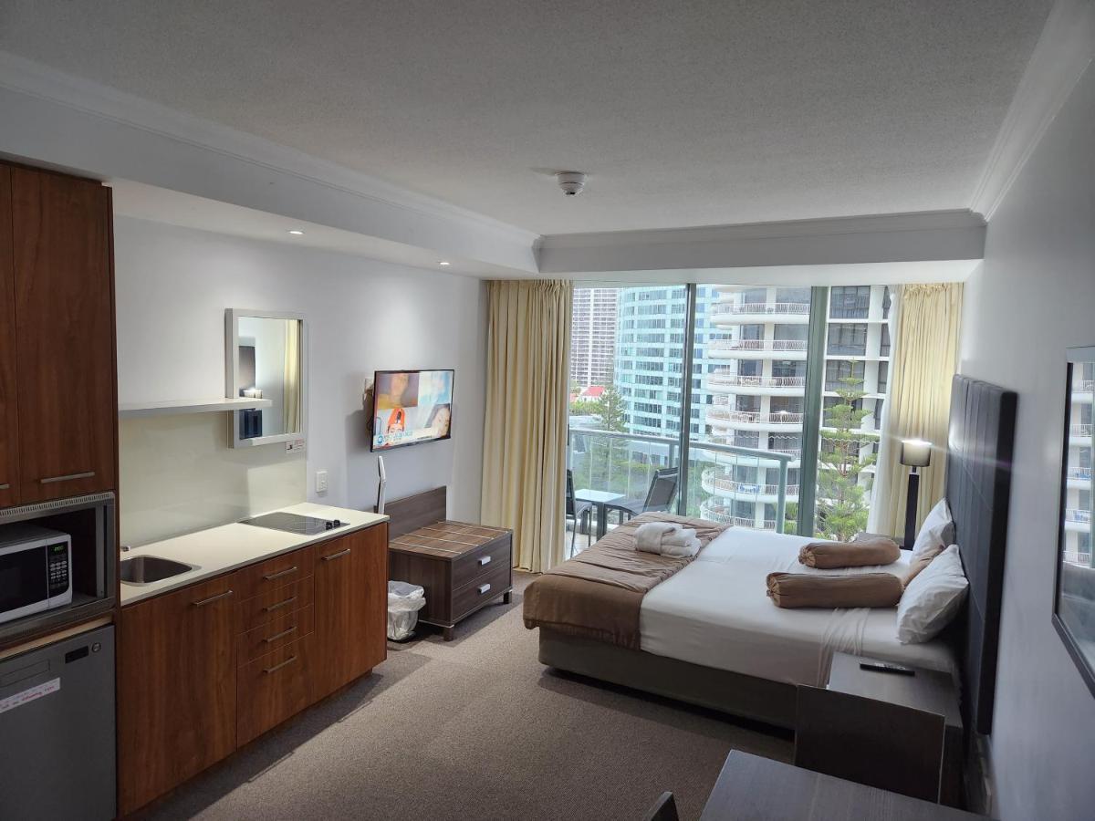 Surfers Ocean View. Large Fridge, Washing Machine, Wifi * Gold Coast