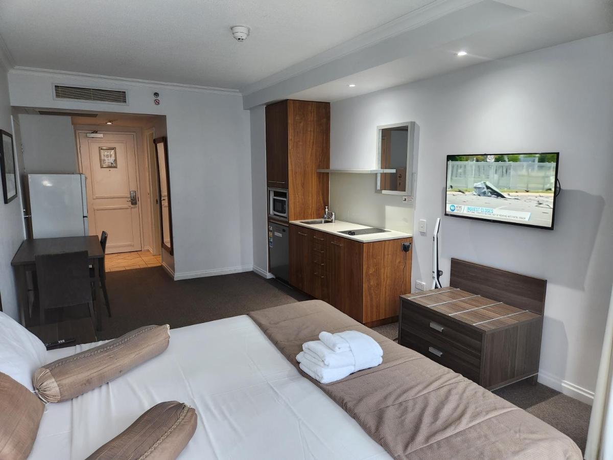 Surfers Ocean View. Large Fridge, Washing Machine, Wifi Gold Coast