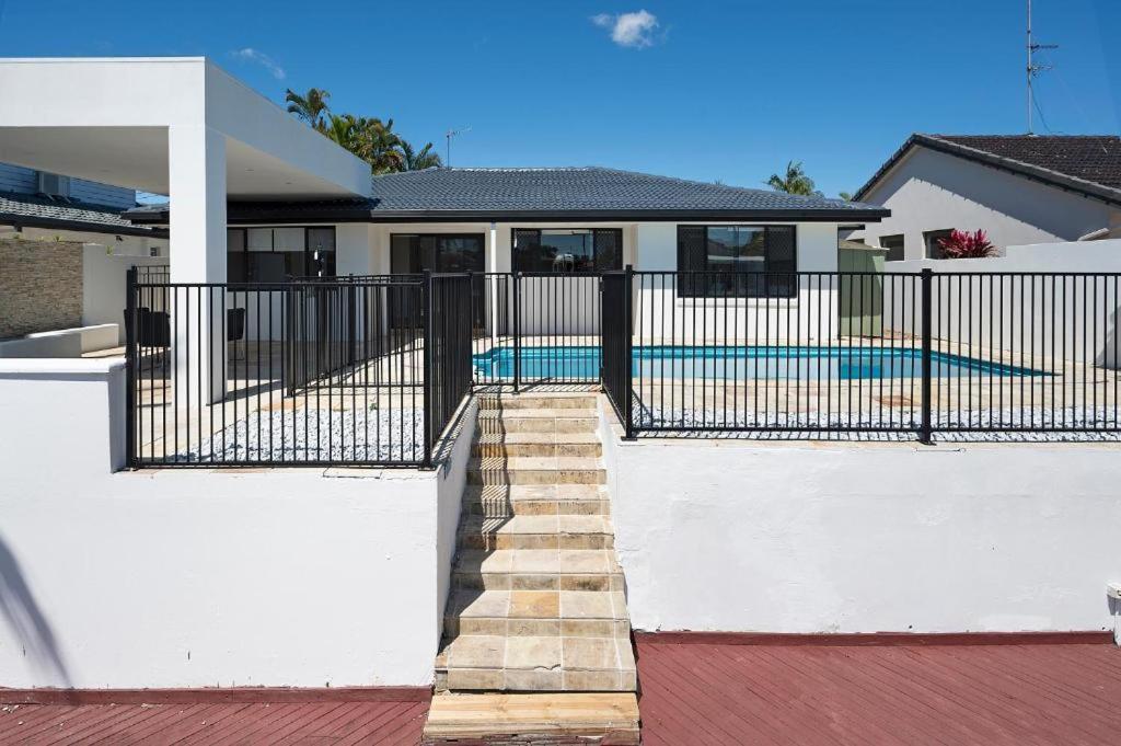 4br Waterfront Vacation In Broadbeach Waters Gold Coast