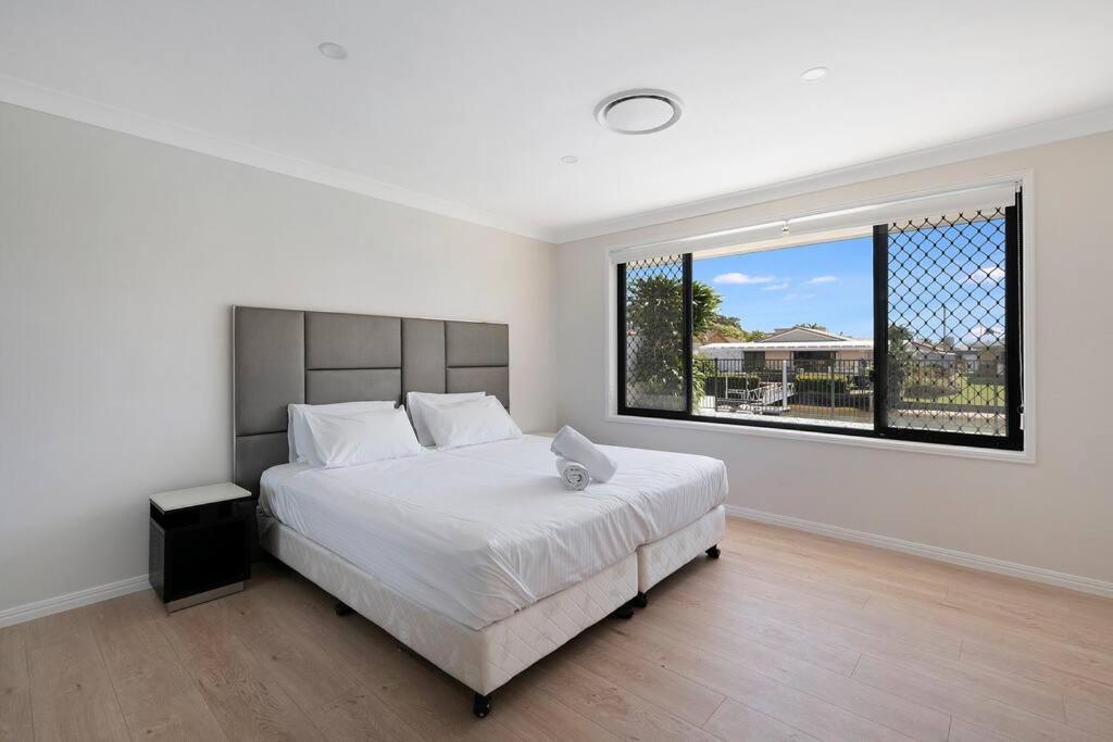 Casa de férias 4br Waterfront Vacation In Broadbeach Waters