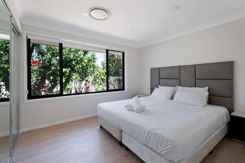 4br Waterfront Vacation In Broadbeach Waters *