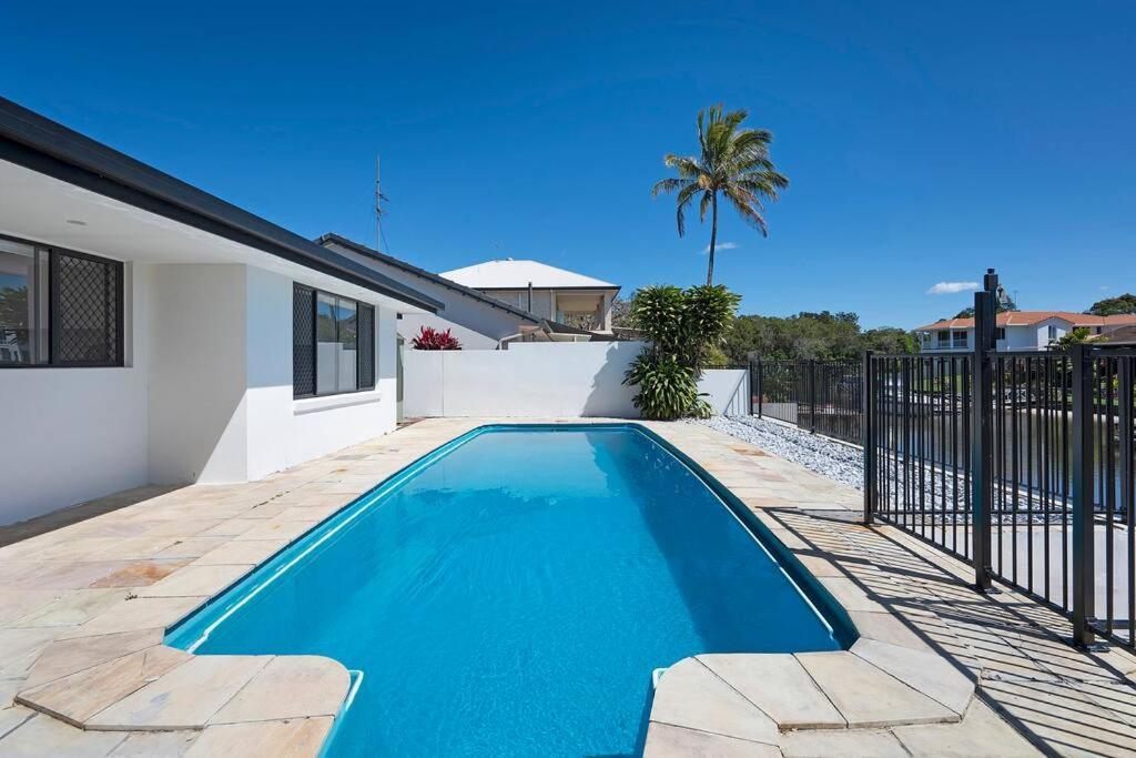 Casa de férias 4br Waterfront Vacation In Broadbeach Waters *