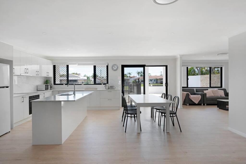 4br Waterfront Vacation In Broadbeach Waters