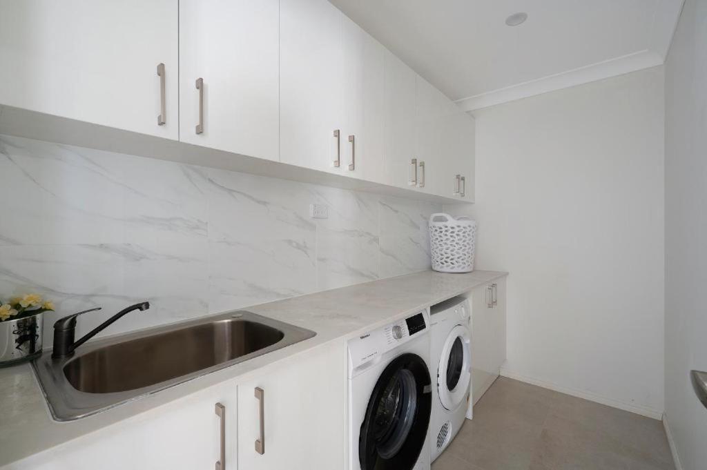 4br Waterfront Vacation In Broadbeach Waters *