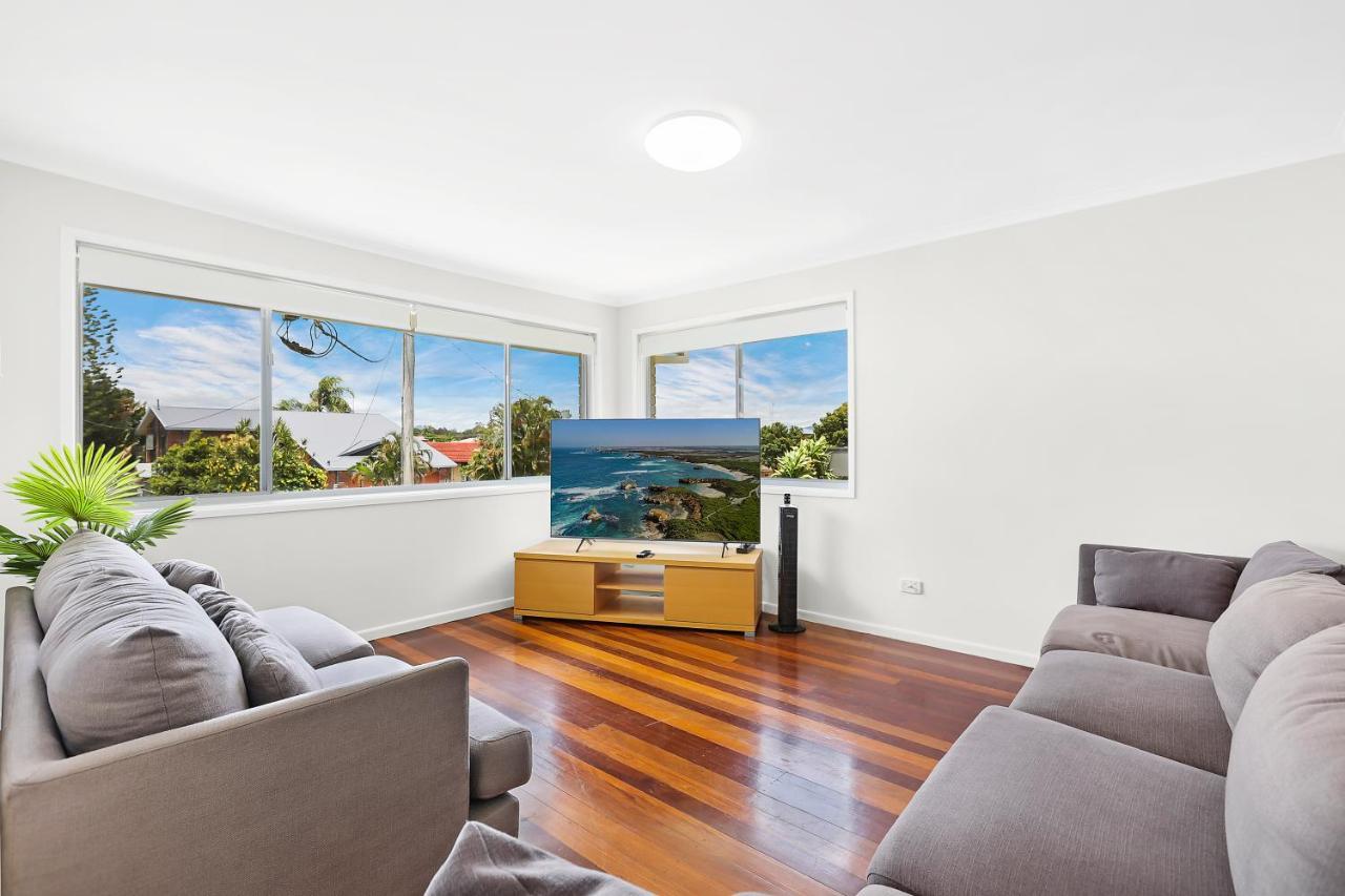 Ultimate Burleigh Beach House Family Retreat! - 5 Bedrooms Holiday home Gold Coast
