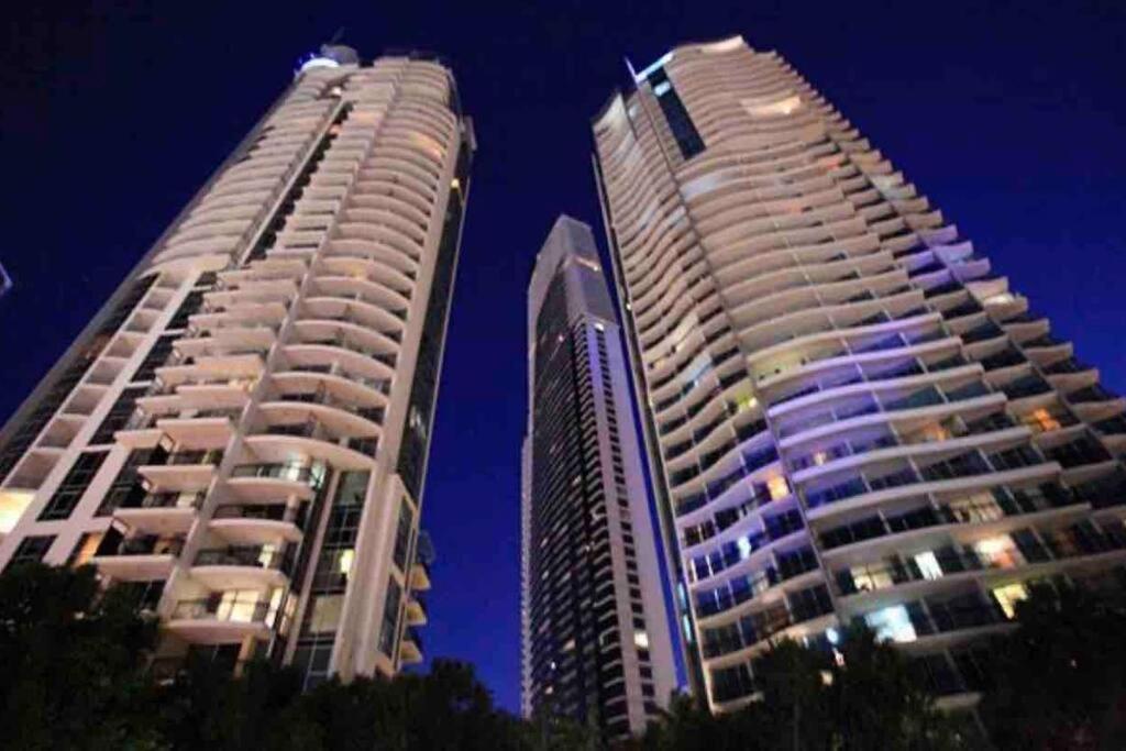 2 Bedroom View In Surfers Paradise! Free Parking & Wifi Gold Coast