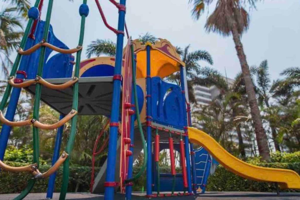 2 Bedroom View In Surfers Paradise! Free Parking & Wifi Apartment Gold Coast
