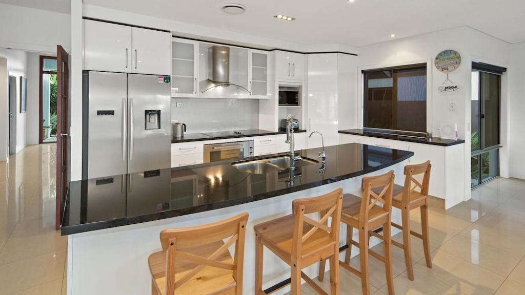 Luxury Waterfront House Close To Theme Parks And Shops * Gold Coast