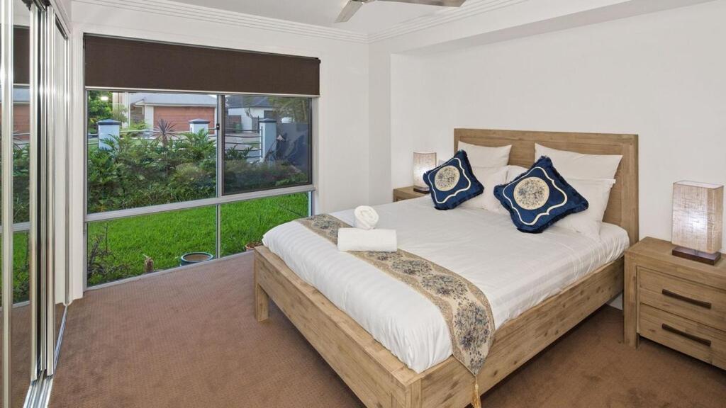 Luxury Waterfront House Close To Theme Parks And Shops Holiday home Gold Coast