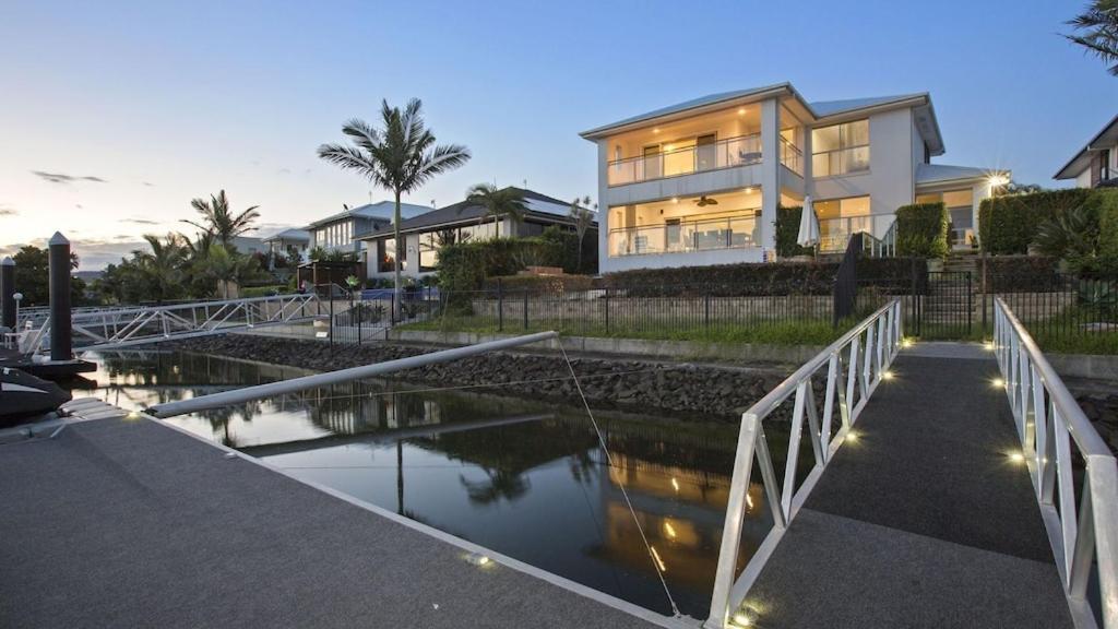Luxury Waterfront House Close To Theme Parks And Shops Holiday home