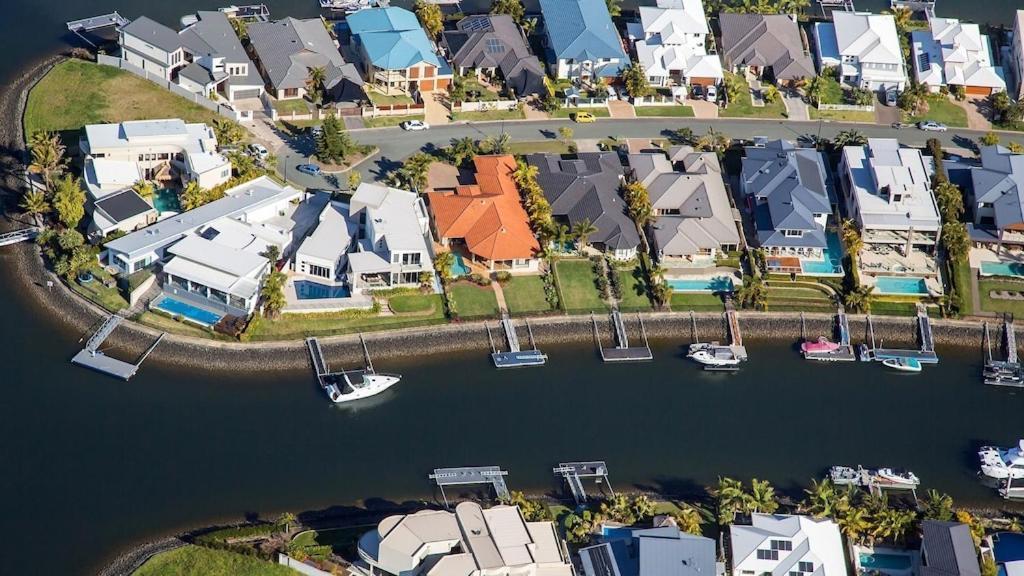 Luxury Waterfront House Close To Theme Parks And Shops Holiday home Gold Coast