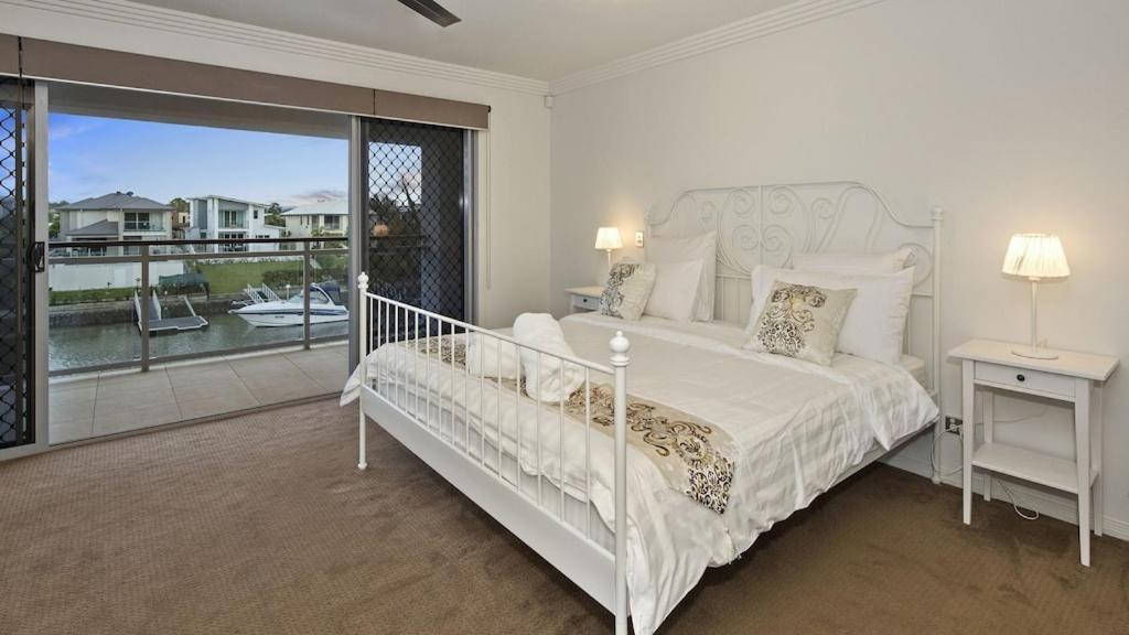Luxury Waterfront House Close To Theme Parks And Shops Holiday home Gold Coast