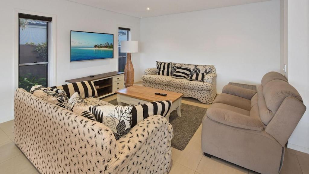 Holiday home Luxury Waterfront House Close To Theme Parks And Shops