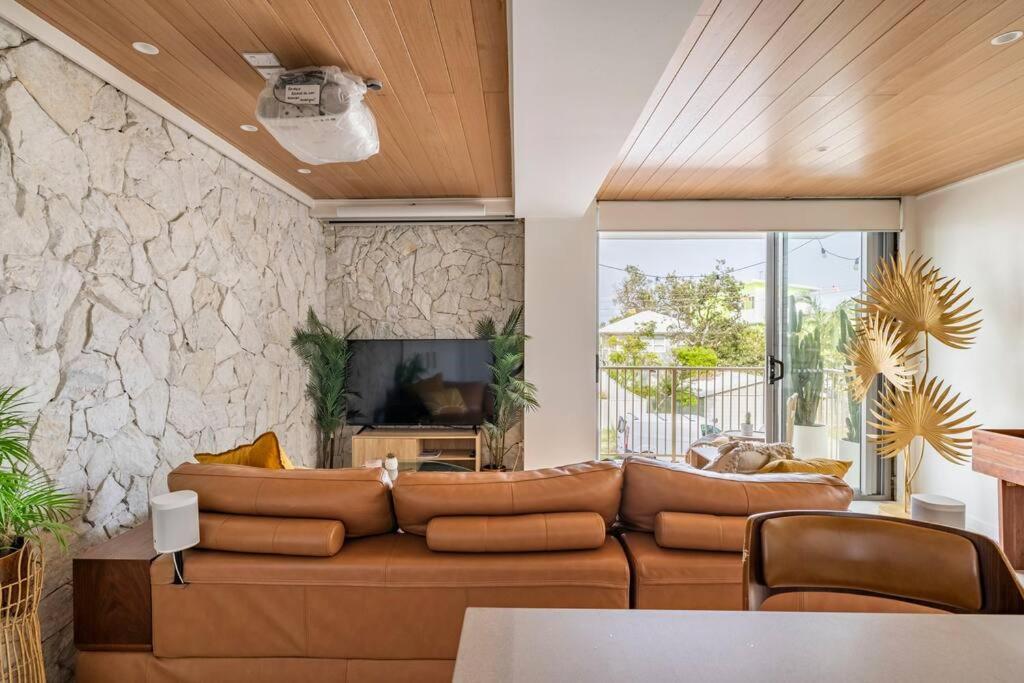 Apartment Chic Beachside Getaway 2br 2bath Fully Equipped Gold Coast